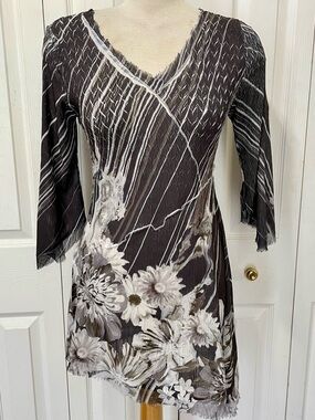 Komarov Black and White Floral V-Neck 3/4 Sleeve Dress